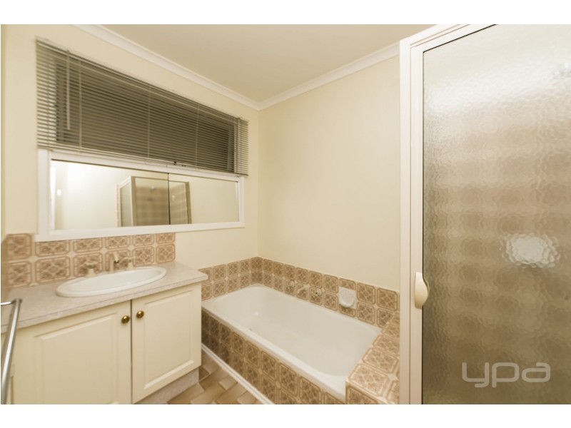 6 Grace Street, Melton South VIC 3338