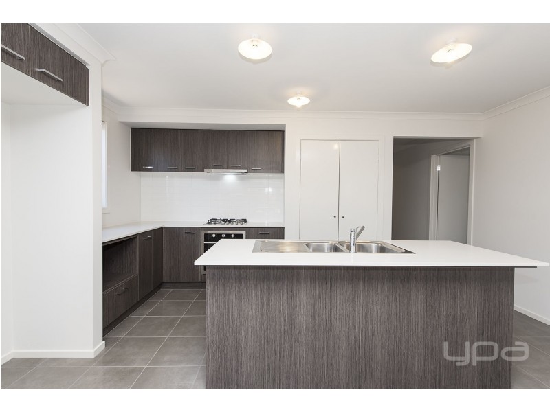 14 Duloe Rise, Melton South VIC 3338