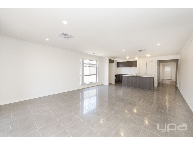 14 Duloe Rise, Melton South VIC 3338