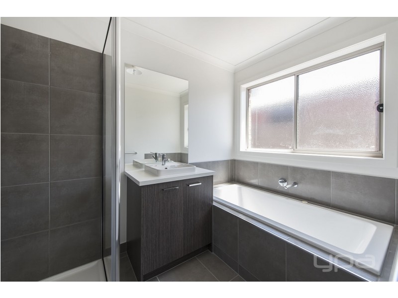 14 Duloe Rise, Melton South VIC 3338