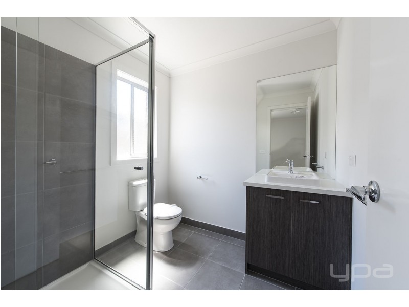 14 Duloe Rise, Melton South VIC 3338