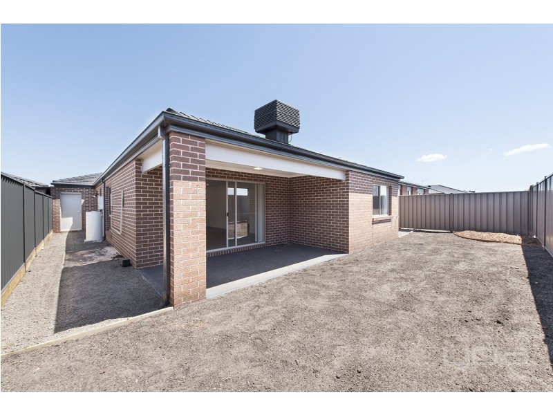 14 Duloe Rise, Melton South VIC 3338