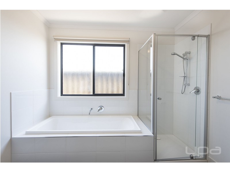 33 Coltan Avenue, Melton South VIC 3338