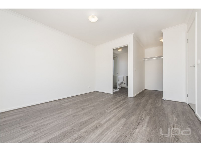 33 Coltan Avenue, Melton South VIC 3338