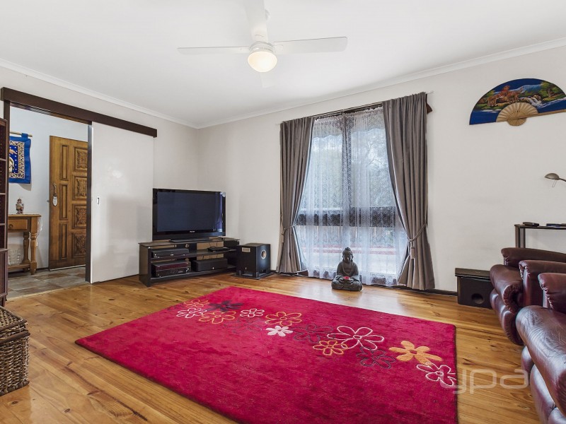 4 Laraine Place, Melton West VIC 3337