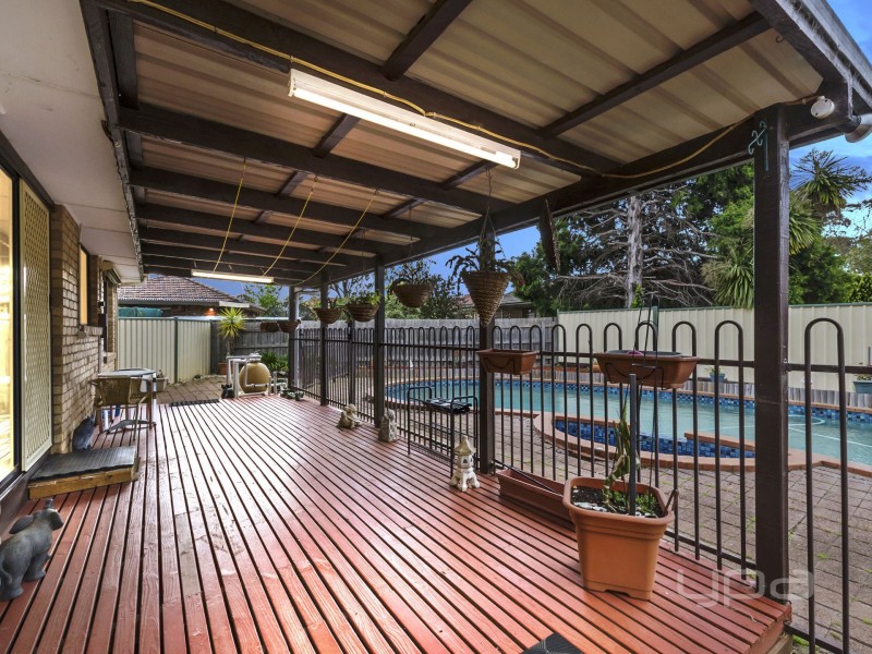 4 Laraine Place, Melton West VIC 3337