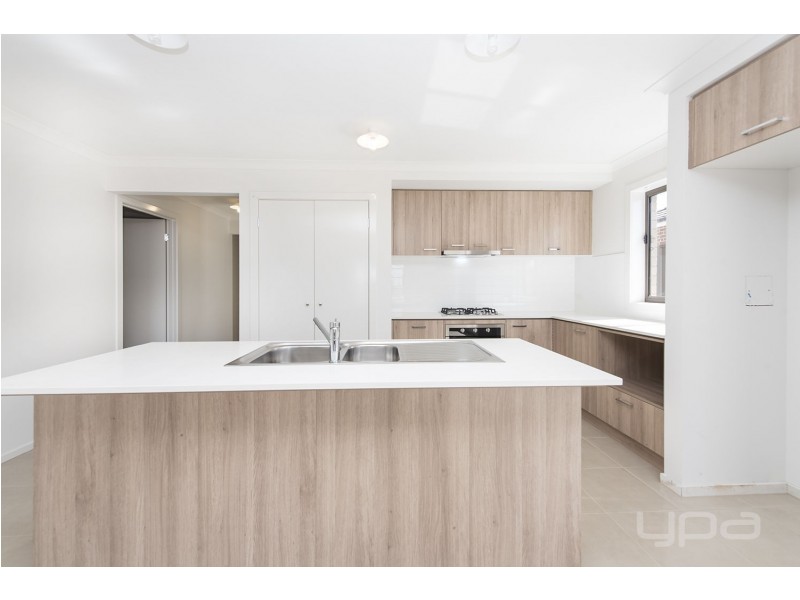 18 Augusta Way, Melton South VIC 3338