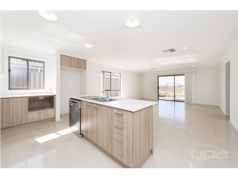 18 Augusta Way, Melton South VIC 3338