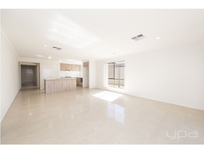 18 Augusta Way, Melton South VIC 3338