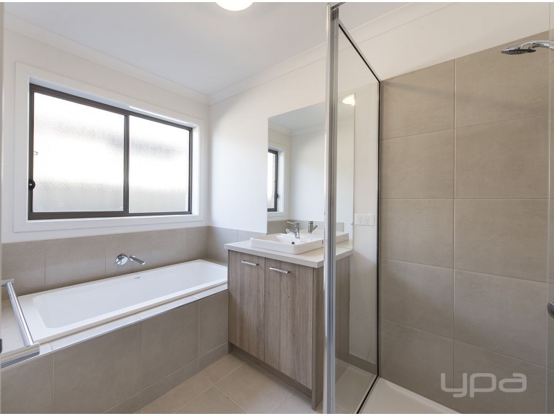 18 Augusta Way, Melton South VIC 3338