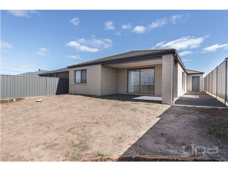 18 Augusta Way, Melton South VIC 3338