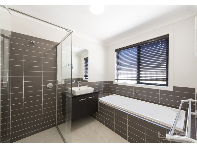 3 Buttercup Rise, Melton West VIC 3337