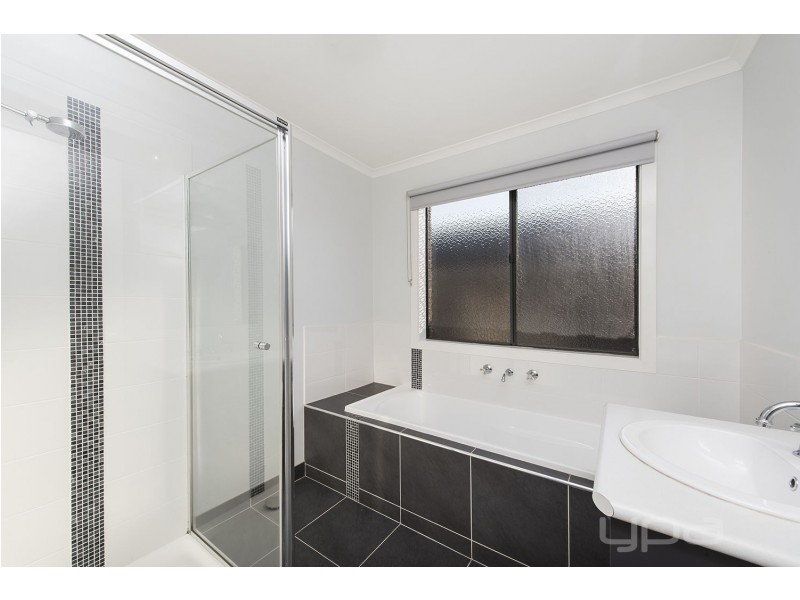 15 Turf Club Boulevard, Melton South VIC 3338