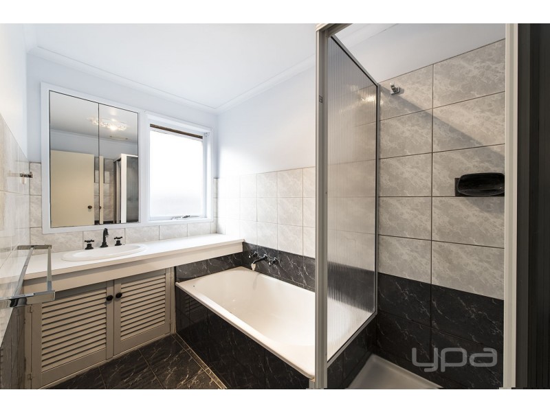 21 McKinnon Court, Melton West VIC 3337