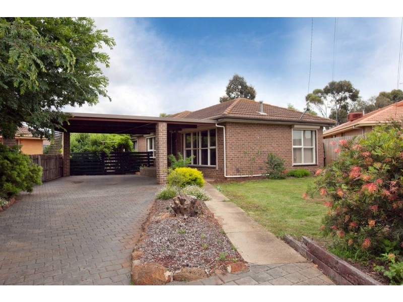 16 Manson Drive, Melton South VIC 3338