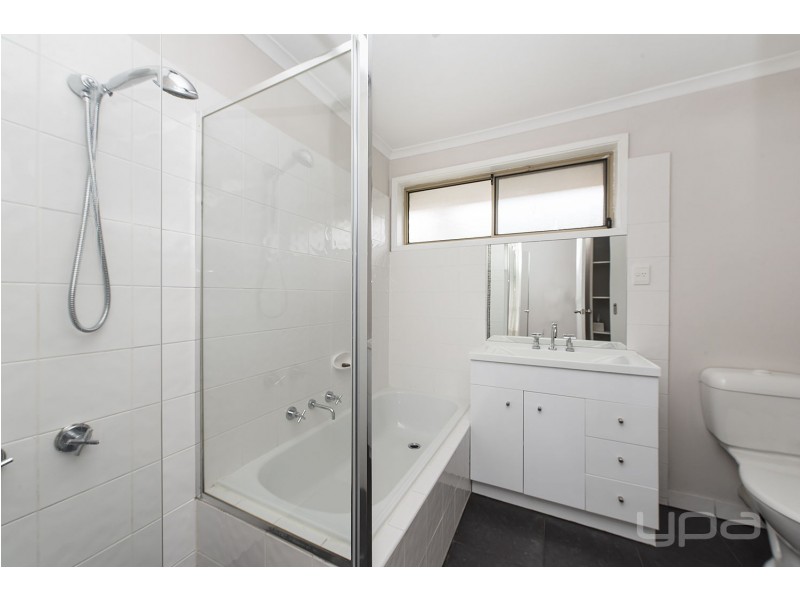 2/86-88 Brooklyn Road, Melton South VIC 3338