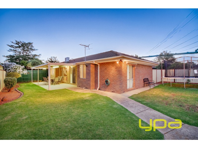 7 Walsingham Crescent, Kurunjang VIC 3337