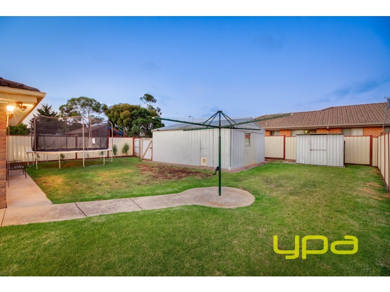 7 Walsingham Crescent, Kurunjang VIC 3337