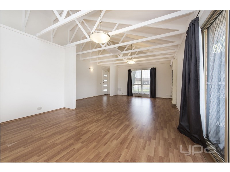 2/2 Talia Court, Melton South VIC 3338