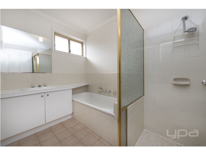 2/2 Talia Court, Melton South VIC 3338