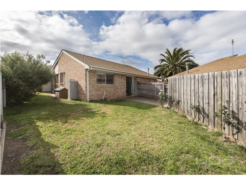 2/2 Talia Court, Melton South VIC 3338