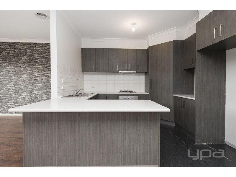 1/76 Greenhills Drive, Melton VIC 3337