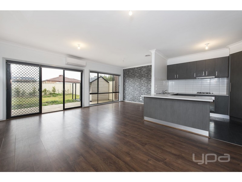 1/76 Greenhills Drive, Melton VIC 3337