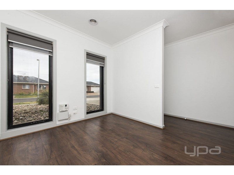 1/76 Greenhills Drive, Melton VIC 3337