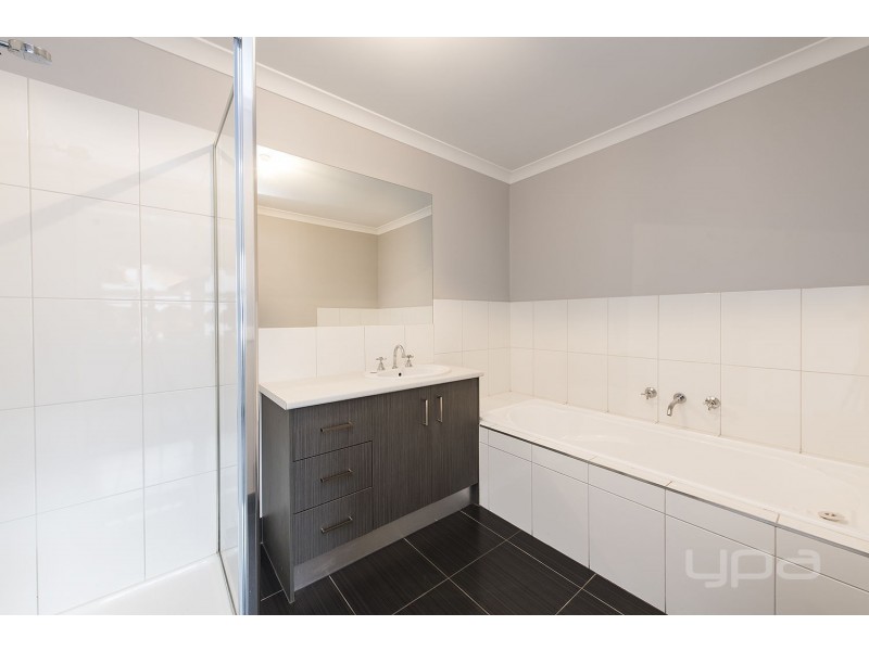 1/76 Greenhills Drive, Melton VIC 3337