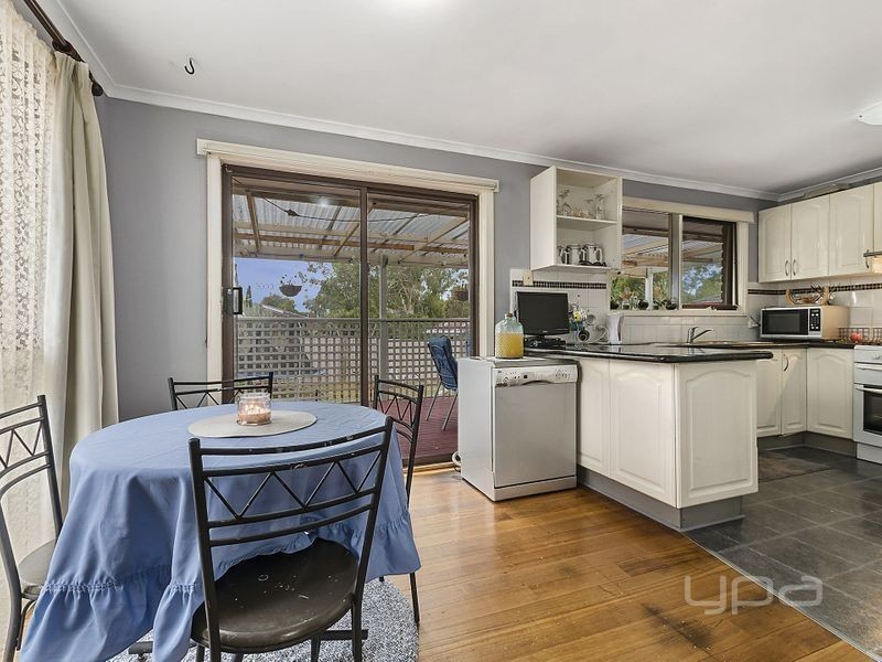 6 Riddle Drive, Melton VIC 3337