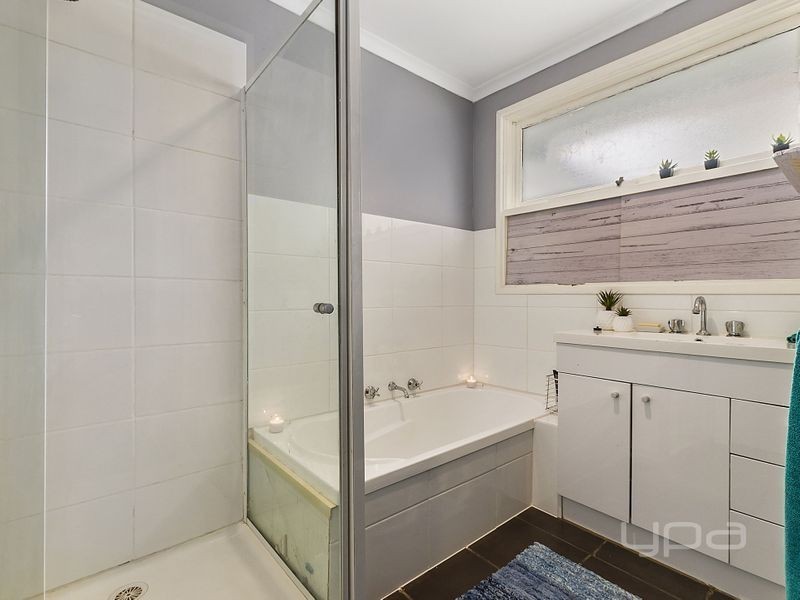 6 Riddle Drive, Melton VIC 3337