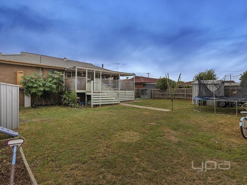 6 Riddle Drive, Melton VIC 3337