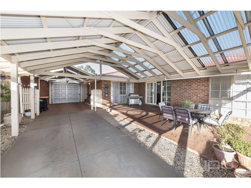 36 Cambrian Way, Melton West VIC 3337