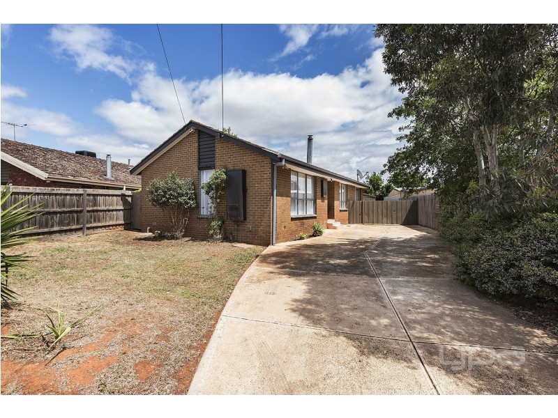 8  Adrian Court, Rockbank VIC 3335