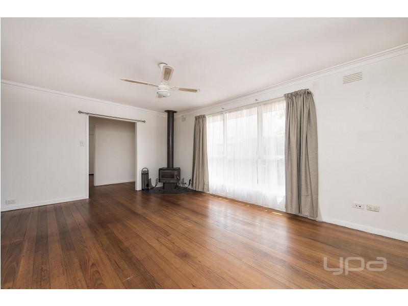 8  Adrian Court, Rockbank VIC 3335