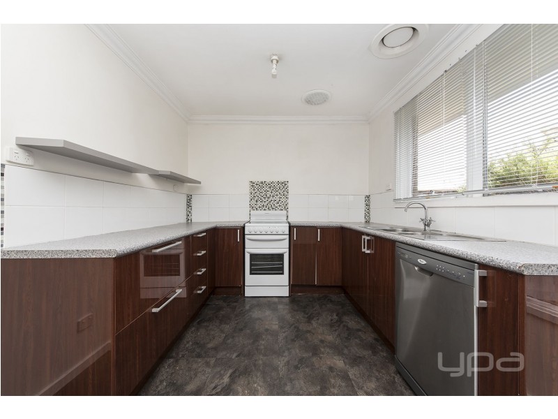 8  Adrian Court, Rockbank VIC 3335