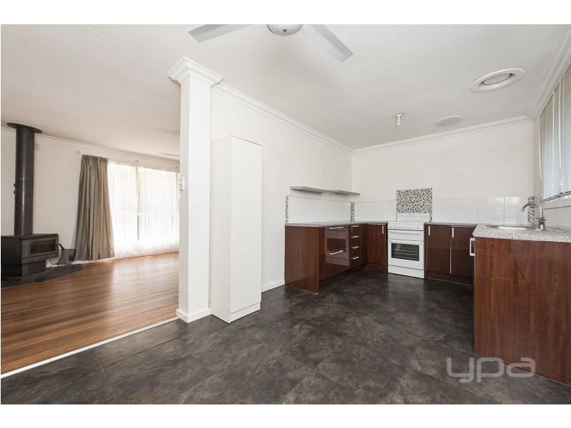 8  Adrian Court, Rockbank VIC 3335