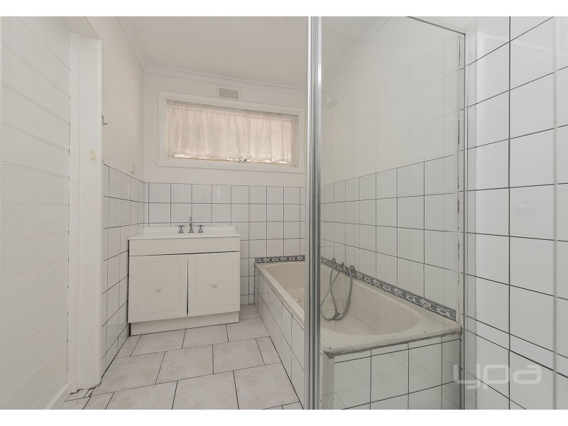 8  Adrian Court, Rockbank VIC 3335