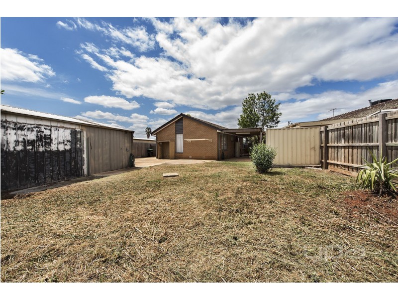 8  Adrian Court, Rockbank VIC 3335