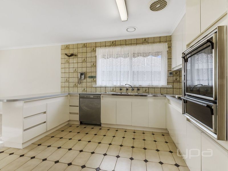 21 Second Avenue, Melton South VIC 3338