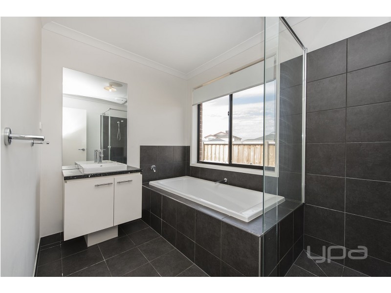 24 McLachlan Street, Bacchus Marsh VIC 3340