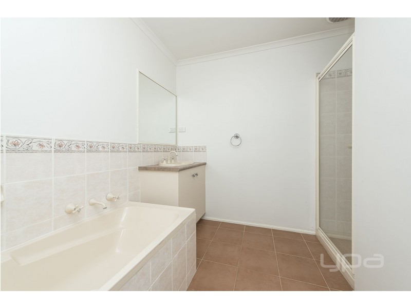 10 Waterford Way, Melton West VIC 3337