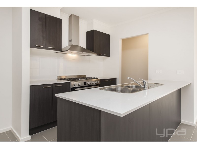 14 Melanda Road, Melton South VIC 3338