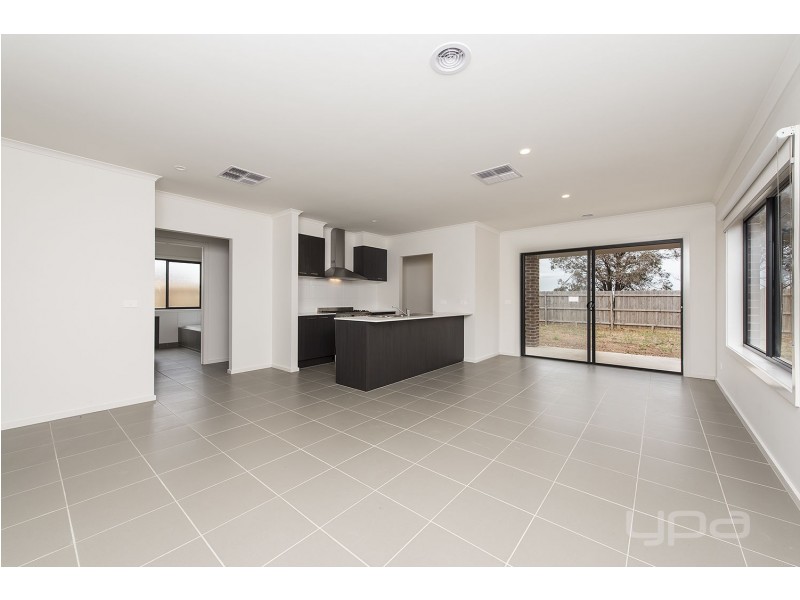 14 Melanda Road, Melton South VIC 3338