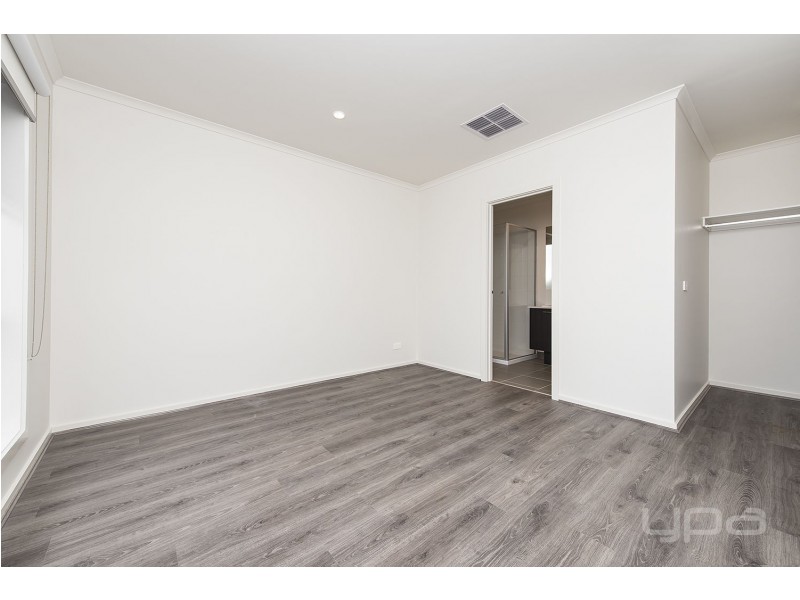 14 Melanda Road, Melton South VIC 3338