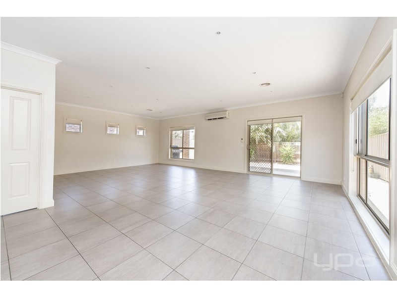 2/13 Ranfurlie Circuit, Melton West VIC 3337