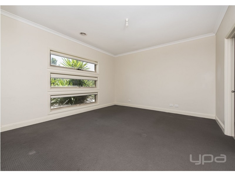 2/13 Ranfurlie Circuit, Melton West VIC 3337