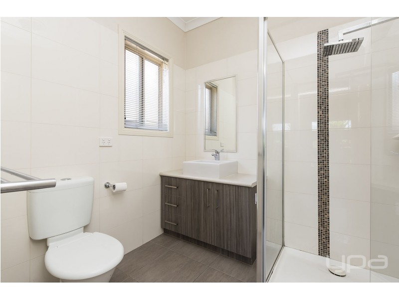 2/13 Ranfurlie Circuit, Melton West VIC 3337