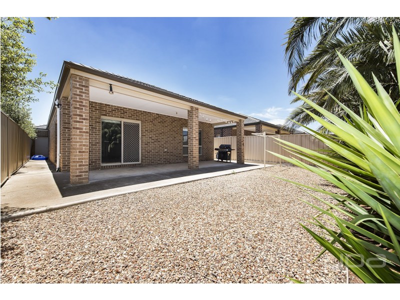 2/13 Ranfurlie Circuit, Melton West VIC 3337