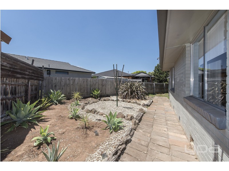 2 Dover Place, Melton West VIC 3337